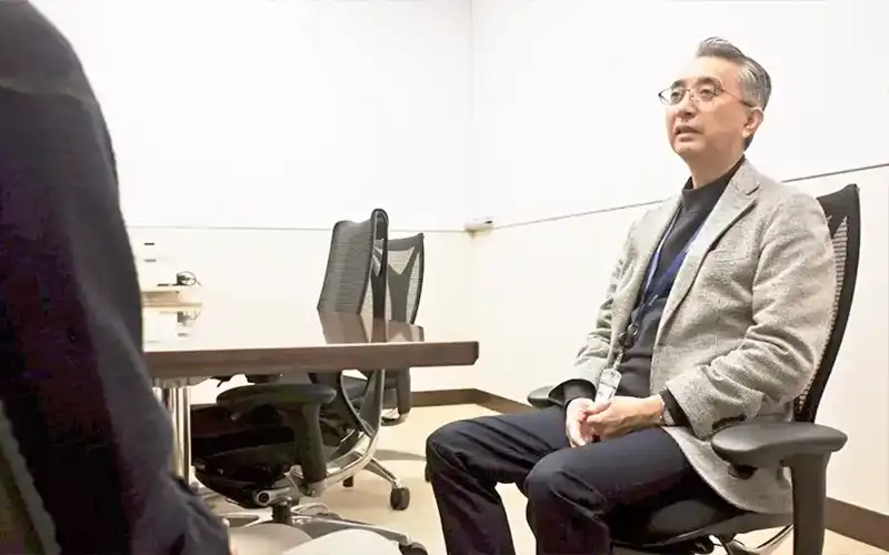 社員のキャリア相談に応じるみずほFG人材戦略推進部の富岡参事役(11月27日、本社)