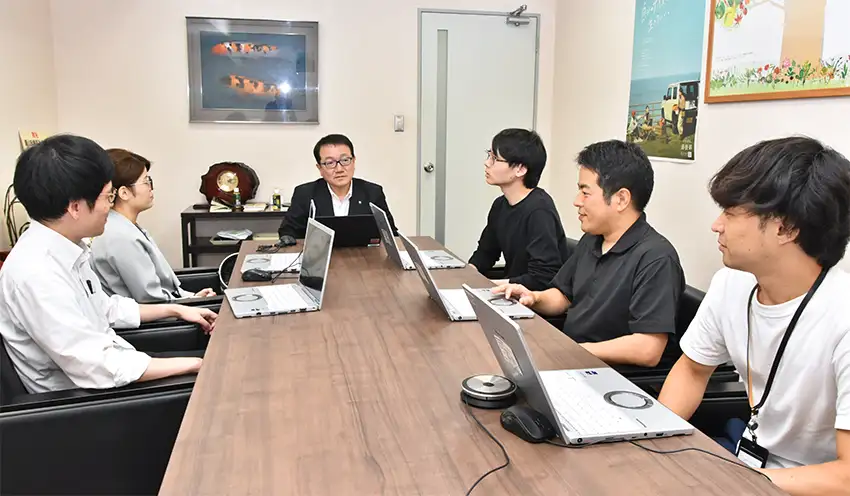 東京営業本部内の連携を強化する景山常務執行役員(左から3人目、製粉会館ビル)