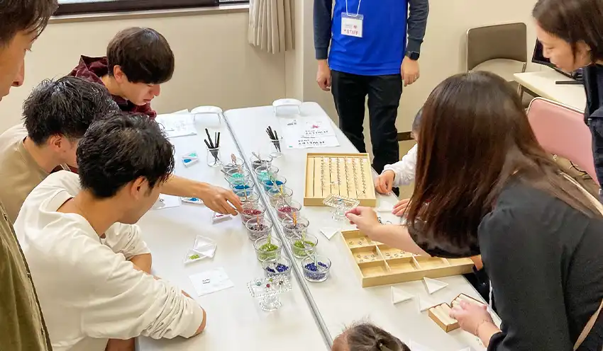 アクセサリー製作を体験する参加者ら(南支店、山梨中央銀提供)
