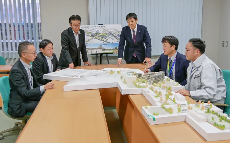 浪江駅周辺の再開発計画について意見を交わす馬場貴史支店長（左から３人目）と成井祥副町長（同４人目）ら（11月25日、浪江町役場）