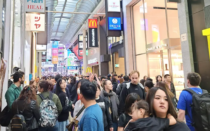 インバウンドで活気づく大阪市街地(2024年11月16日、心斎橋筋商店街)