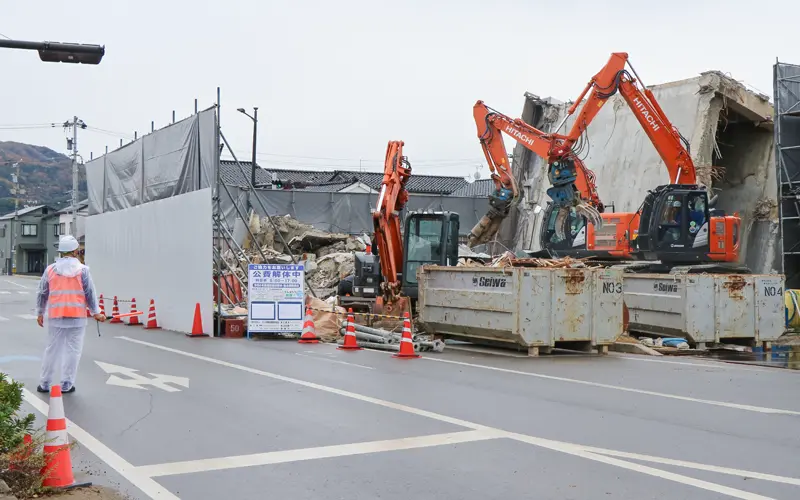 公費解体中の倒壊したビル(2024年11月26日、輪島市)
