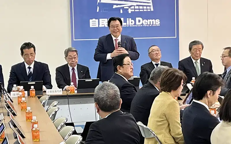 税制調査会の総会であいさつする後藤茂之税調小委員長(24年12月20日、自民党)