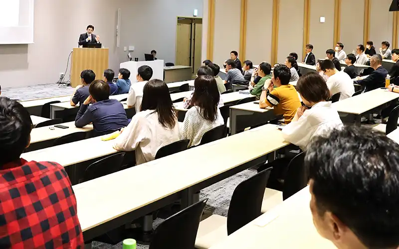 【写真】広島銀では金利上昇などをテーマとした行員向け勉強会（フリーカレッジ）を開催。対面・オンラインで希望者308人が参加した（24年5月18日、ひろぎんキャリア共創センター）