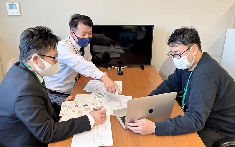 健康こども課担当者と打ち合わせする埼玉りそな銀行担当者（右、2024年12月27日、皆野町役場）