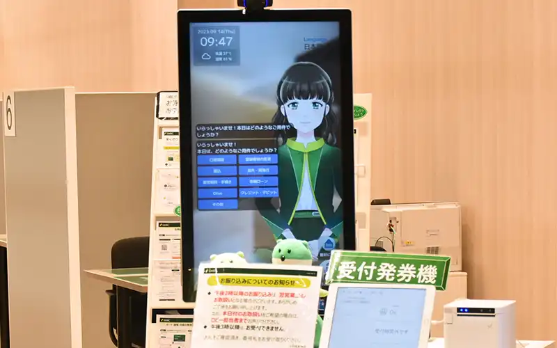 【写真】三井住友銀の新型拠点「ストア」にアバターを設置。現状は簡単なQ&Aに回答する（イオンモール千葉ニュータウン）