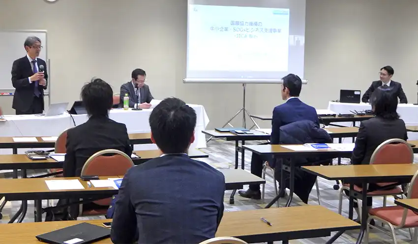 JICA Bizを紹介する国際協力機構の半谷氏(左、2月12日、長野市内)