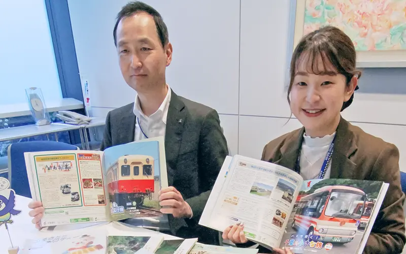 現制作担当の広報グループ・リーダー(左)と担当者(2月17日、京葉銀行千葉みなと本部)