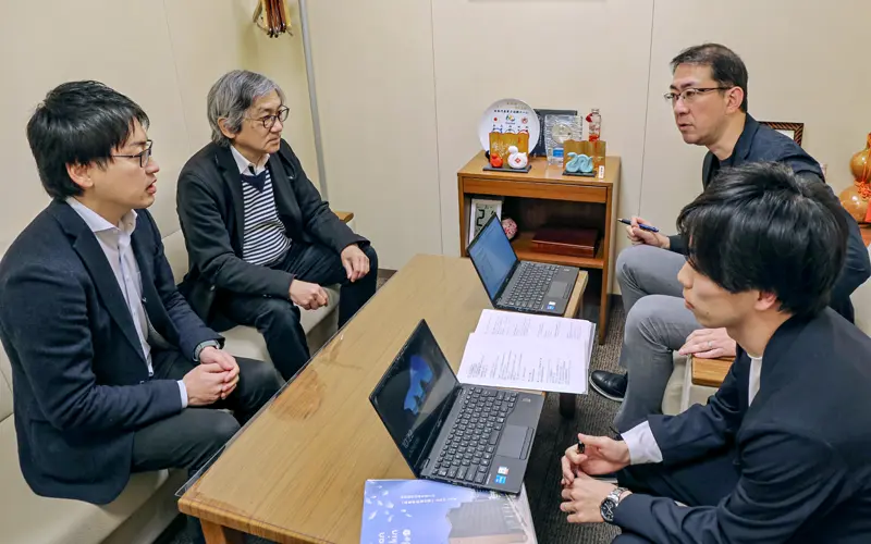 不動産コンサル会社と打ち合わせをする中村崇宏支店長（右奥）と渉外係担当者（右手前、２月２１日、城南信用金庫鶴見支店）