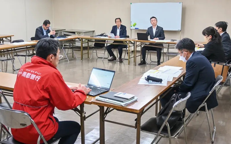 鍵谷康裕支店長（左奥から３人目）とエリア内の各支店長らが出席するエリア業推会議（２月14日、南都銀行神宮前支店）