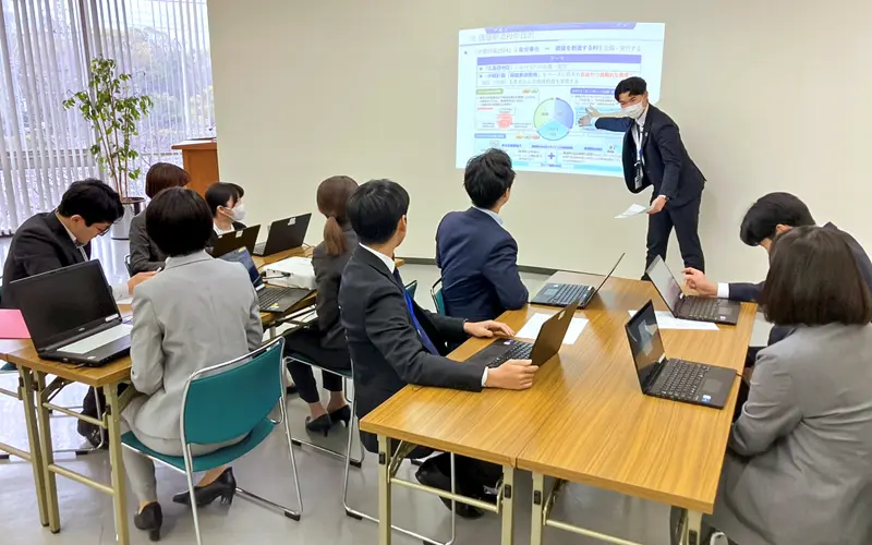 地域を活性化する施策を話し合う入行５年目までの行員（広島銀行提供）