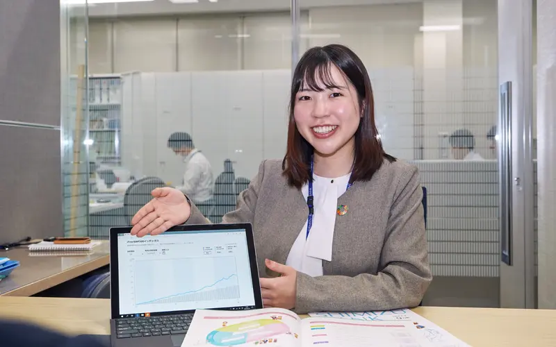 2025年4月4日号16面　新連載　先輩の学び術ルーティンを盗め　（1）清水銀行・松岡夏子さん