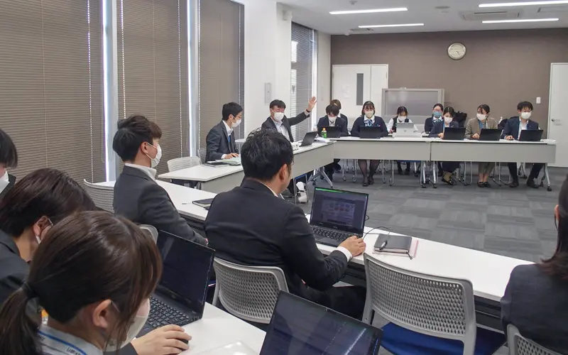 支店経営方針を話し合う行員(3月19日、足利銀行太田支店)