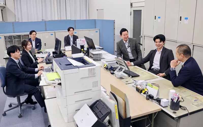 行員と打ち合わせをする野島裕人支店長(右、4月3日、滋賀銀行九条支店)
