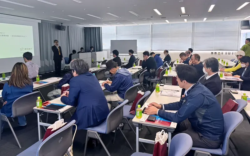 事業承継セミナーであいさつする大箸武史支店長(左奥、4月16日、道の駅開国下田みなと会議室)