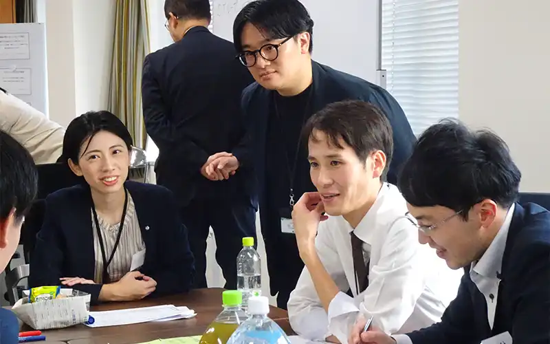 ワークショップでほくほくFGの将来について話し合う社員代表たち(24年10月25日、北陸銀本店、ほくほくFG提供)