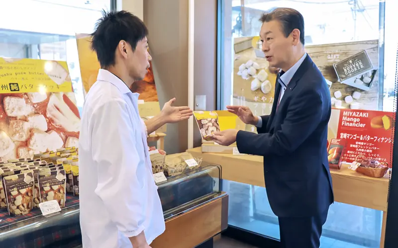 商品について話し合う遠武憲明社長(左)と冨田健一支店長(4月7日、お菓子の昭栄堂)