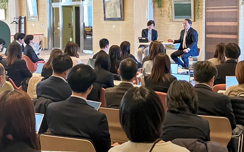 石川耕治社長(右)を交えたタウンホールミーティング(2月13日、本社、損保ジャパン提供)
