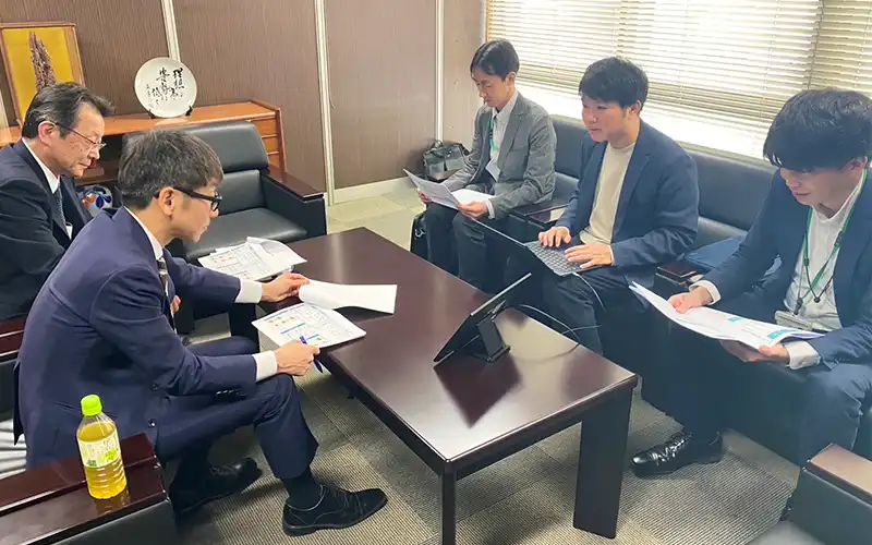 IDS社員と打ち合わせするいよぎんHD社員(右側3人、いよぎんHD提供)