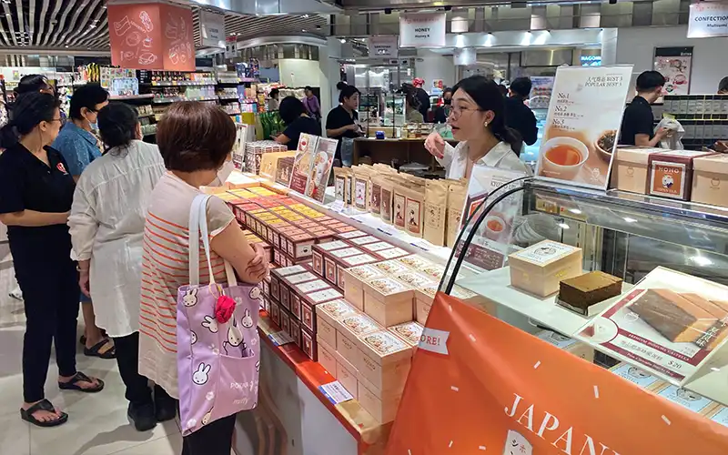 【写真】京都フェアを訪れた伊勢丹の利用者(5月9日、シンガポール、信金中金提供)