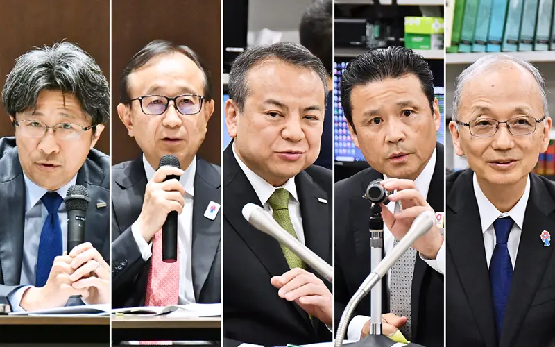 会見する大手行5グループのトップ。(左から)木原正裕・みずほフィナンシャルグループ社長、亀澤宏規・三菱UFJフィナンシャル・グループ社長、中島達・三井住友フィナンシャルグループ社長、南昌宏・りそなホールディングス社長、高倉透・三井住友トラストグループ(5月13~15日、東京都内)