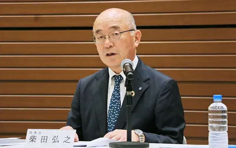 新中期経営計画を説明する柴田弘之理事長(5月20日、東京都中央区)