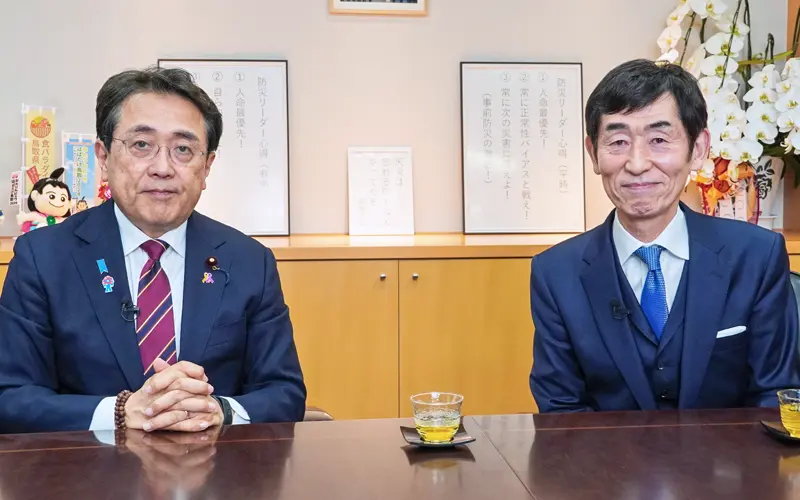 日本金融通信社のオンラインセミナーに出演した赤澤亮正・防災庁設置準備担当大臣と杖村修司・北国フィナンシャルホールディングス代表取締役社長(5月9日、内閣府)