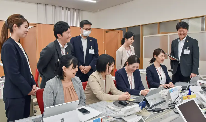 ウェルスコンシェルジュらと勉強会を開く井上善裕支店長(右、5月1日、中国銀行大元支店)