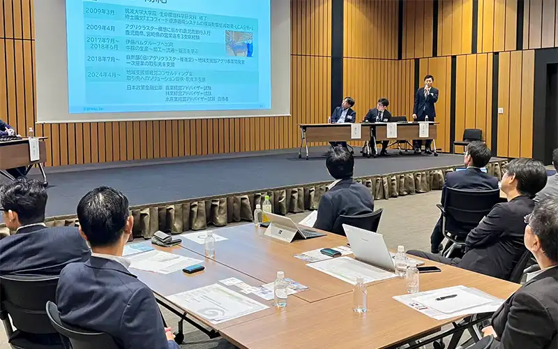 地域の脱炭素化に向けた取り組みについて話す鹿児島銀担当者(右、5月16日、赤坂インターシティ)