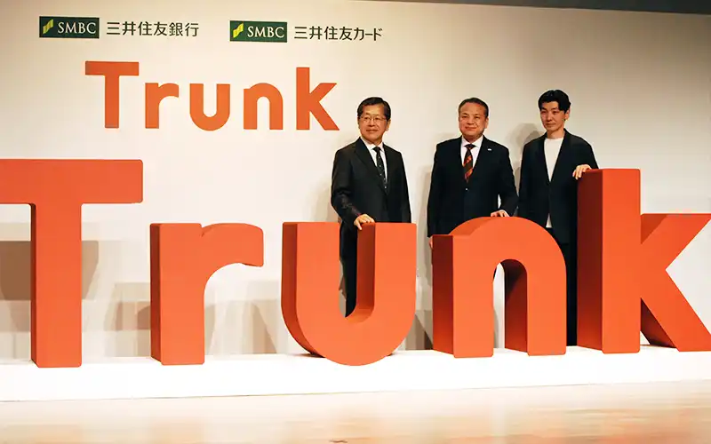 法人ネット口座「Trunk」を発表した三井住友FGの中島達社長(中央、4月15日)