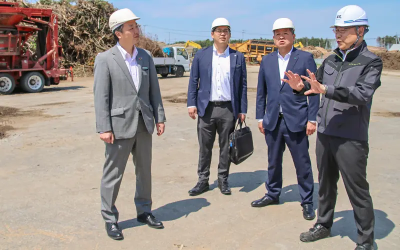 昭和マテリアルの五十嵐一朗社長(右)から事業の説明を受ける(左から)中尾竜実支店長、渉外係、中島孝支店長代理(5月21日、昭和マテリアル)