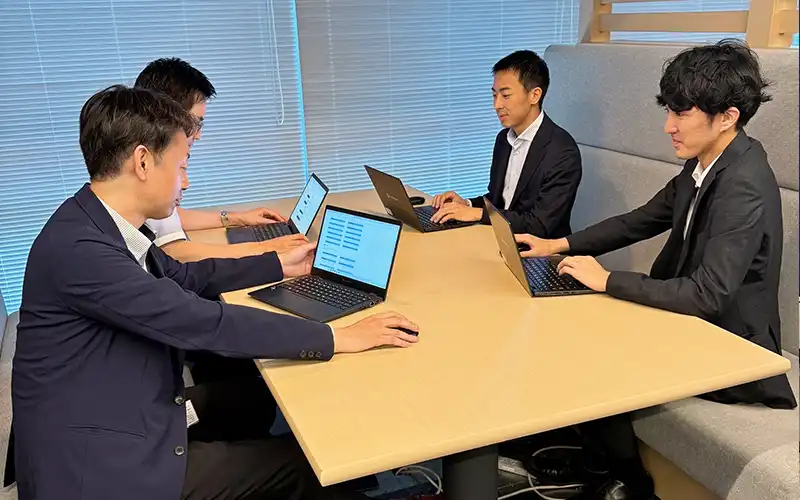 ミーティングで案件を確認する企業情報グループのメンバー(横浜銀提供)