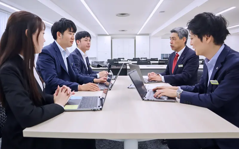 打ち合わせをする佐藤雅史取締役支店長(左から4人目)と担当者ら(5月12日、きらぼし銀行渋谷中央支店)