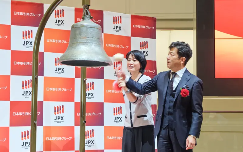上場記念で打鐘する伊澤タオルの伊澤正司社長(右、6月23日、東証)