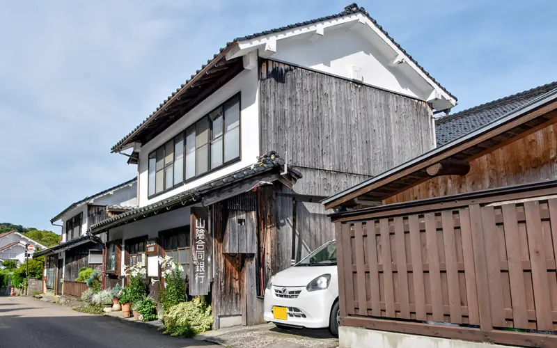 江戸時代の面影を残す築160年の古民家に入居する山陰合同銀行大森支店(7月2日、大田市大森町)