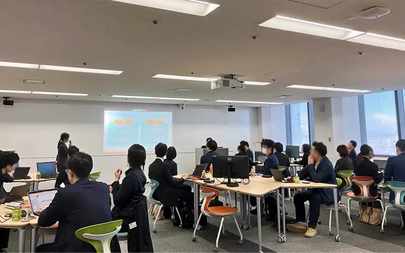24年度の研究会で選定したユースケースを実装する(写真は24年度の様子。NEC提供)
