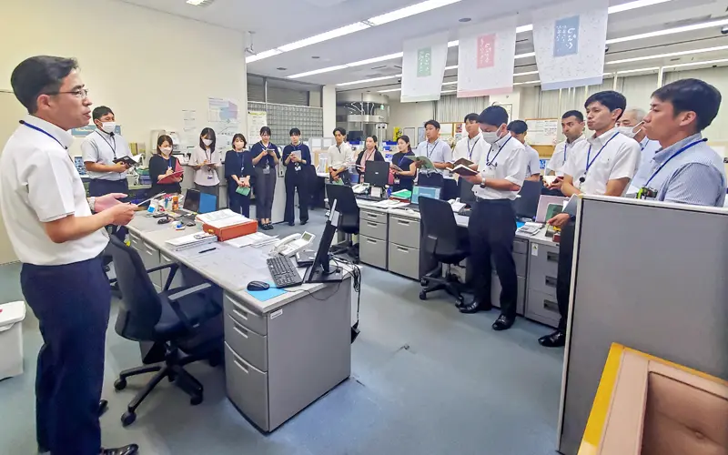 推進項目の進捗を職員全員と共有する森内隆光支店長(左、7月22日、東京東信金亀戸支店)