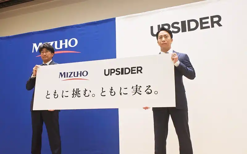 UPSIDERHDの子会社化を発表したみずほFGの木原正裕社長（左、7月29日）