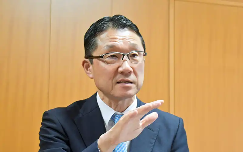 インタビューに応じる伊藤長官（8月7日）