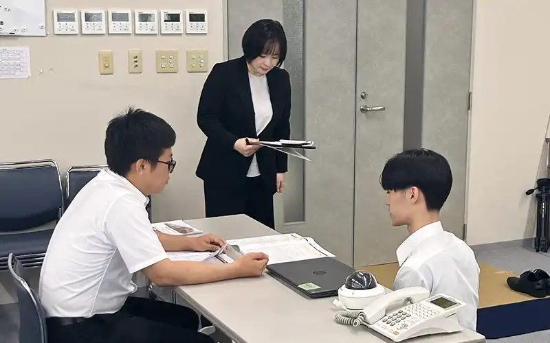 検定試験に向けてロープレ研修に取り組む東洋通信工業の社員と指導するCISの大山広子理事長（中央、東洋通信工業、CIS提供）