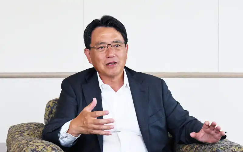 インタビューに答える片岡社長(8月13日)