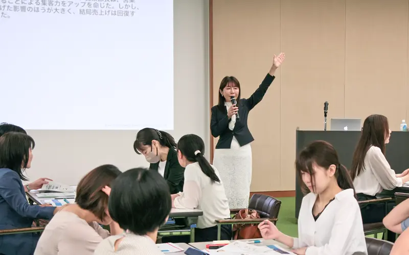 女性社員たちに考える事例を出し、論理的思考を伝授した講師のセンジュヒューマンデザインワークス代表取締役の大嶋祥誉氏(7月8日、大垣共立銀行本店)