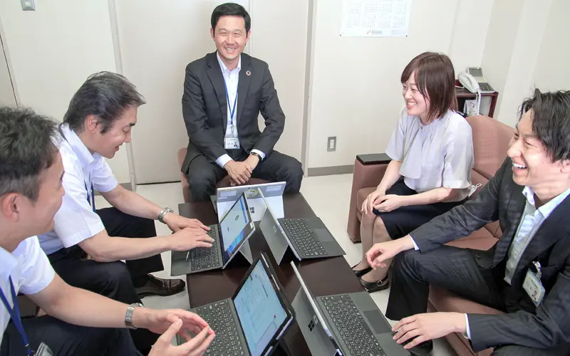 互いの行動計画を共有する短時間のミーティング(7月2日、第四北越銀行坂町支店)