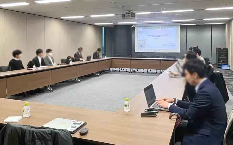 データ連携の実現に向けて意見を出し合ったワーキンググループの検討会(金融データ活用推進協提供)