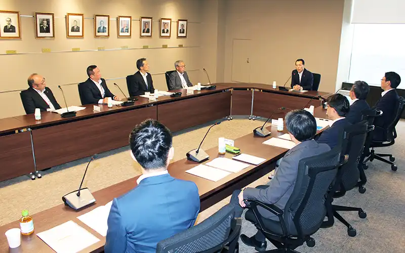 座談会で支店長の悩みを聞く佐藤理事長(左から5人目、8月22日、本店)