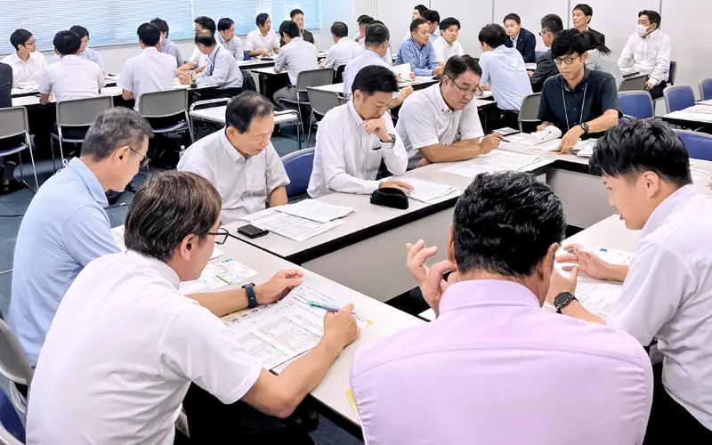各班では福井拠点のコーディネーターがファシリテーターを務め議論した(8月28日、福井市内)