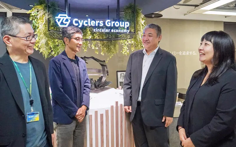 (左から)サイクラーズの高山啓介財務部担当部長、福田隆代表取締役と商談する武田将明支店長、法人渉外課リーダー(8月22日)