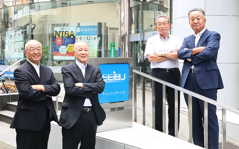 幕賓役の（左から）田村恒夫、高崎（髙﨑）孝夫、田中博昭、内藤亘の各氏（7月17日、本店前）