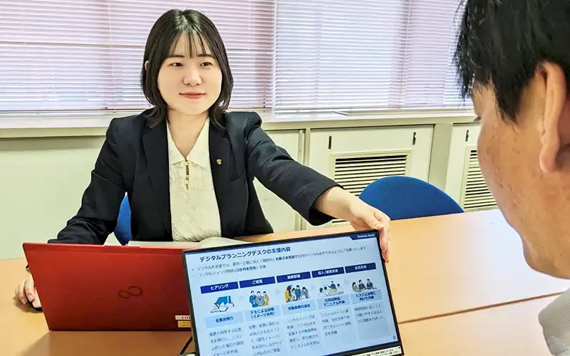 デジタルプランニングデスクの支援内容について説明する担当者（四国銀提供）