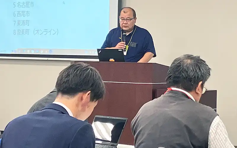 企業担当者の前で課題を説明する自治体担当者（あいち銀名古屋駅前ビル、9月8日）
